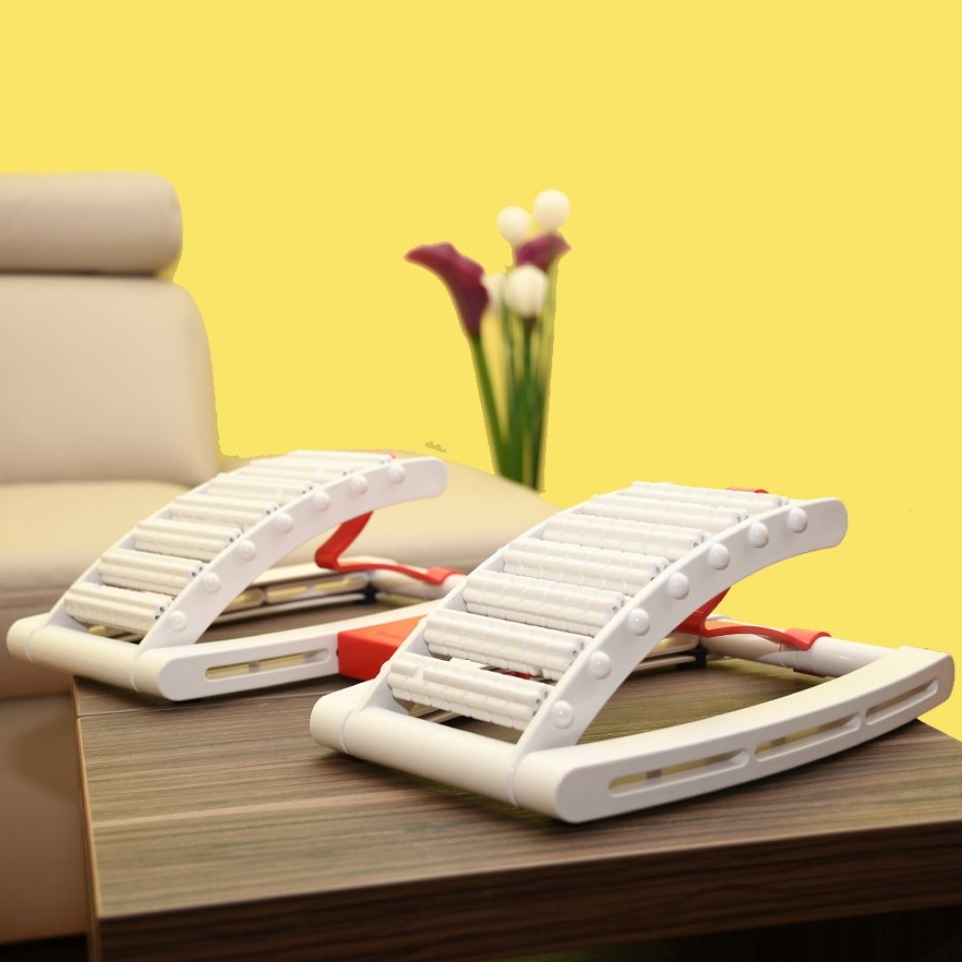 Korak 1 — postavite napravo na tla pred stol